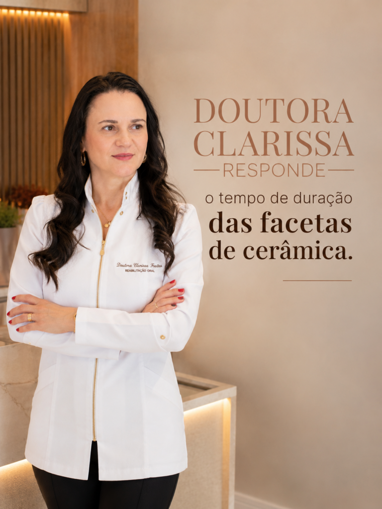 Dra. Clarissa Freitas avaliando facetas de porcelana em Campinas com foco em durabilidade, naturalidade e manutenção do sorriso.