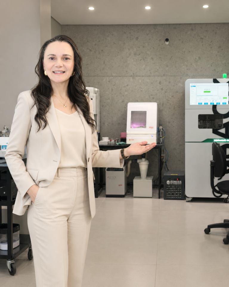 Paciente em avaliação estética do sorriso com planejamento digital para faceta de porcelana em Campinas